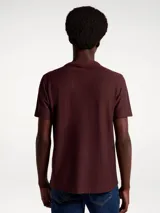 Camiseta de manga corta en tejido de punto con textura de espiga, cuello redondo y corte clásico.