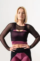 Top deportivo negro de microtul con mangas largas y escote abierto.