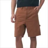 Bermuda color marrón con corte recto, bolsillos laterales y traseros, y presilla para herramientas.