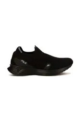 Championes deportivos Fila Pretender para hombre, de color negro, con diseño tipo slip-on de tejido knit sin cordones, entresuela amortiguada y logotipo de la marca en el lateral.