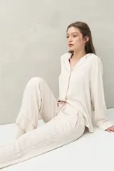 Pantalón de pijama blanco de viscosa liviana, de calce relajado y caída fluida. Cuenta con cintura con lazo regulable y diseño de pierna recta.