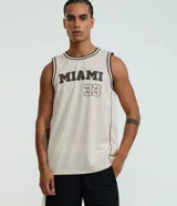 Bermuda deportiva para hombre, color negro, confeccionada en poliéster. Presenta un corte recto y holgado, con un panel lateral blanco que contrasta con el cuerpo principal. Tiene cintura elástica con cordón ajustable y un pequeño parche con logo en la pierna derecha.