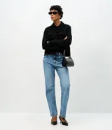 Pantalón de jean con corte recto, tiro medio y cierre frontal con cremallera y botón. Presenta un diseño clásico con bolsillos funcionales y trabillas para cinturón, confeccionado en denim de algodón con un toque de elastano.