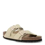 Sandalias Birkenstock modelo Arizona con doble tira ajustable de gamuza en color marrón claro, plantilla anatómica de corcho y suela de goma antideslizante.
