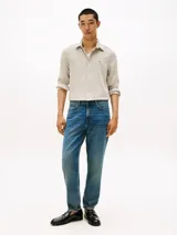Camisa de manga larga Tommy Hilfiger de corte slim, confeccionada en tejido de piqué Oxford con tecnología de regulación de temperatura. Presenta cuello inglés, cierre frontal con botones y el logo de la marca bordado en el pecho.