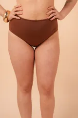 Bombacha de bikini tiro alto color verde militar.