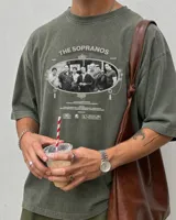Remera oversize marrón con efecto lavado, manga corta y estampa frontal en blanco y negro de la serie The Sopranos.