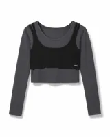 Remera de manga larga gris con diseño superpuesto que incluye un top crop negro incorporado sin mangas.