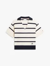 Chomba de punto Tommy Hilfiger de corte amplio, con diseño de rayas horizontales blancas y azul marino, manga corta, hombros caídos y cuello en V con solapa.