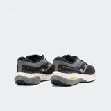 Championes de running Joma modelo Hispalis 2341, para hombre. Diseño en negro y gris oscuro con detalles en beige y dorado. Presentan corte de malla transpirable con refuerzos sintéticos y mediasuela gruesa con tecnología de amortiguación FULL DUAL PULSOR y gel en el talón.