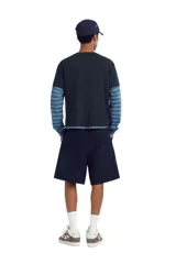 Bermuda cargo relaxed fit color azul marino, de tiro medio con pliegues frontales y presillas para cinturón. Cuenta con bolsillos laterales tipo cargo en las perneras y cierre frontal con cremallera y gancho metálico oculto.