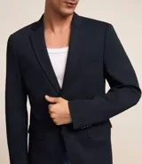 Blazer azul marino de tricolina con cuello clásico, modelo entallado y textura ligera.