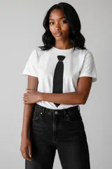 Remera de algodón con cuello redondo a la base y mangas cortas. Presenta un diseño holgado con estampado frontal en forma de estrella que incluye la frase The Rockstar.