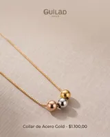 Collar de cadena veneciana de acero con baño dorado, decorado con tres dijes centrales en forma de esfera en tonos oro, plata y oro rosado.