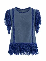 Musculosa de gamuza azul con detalles de lana tejida y flecos colgantes en el ruedo y las sisas.