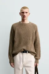 Sweater de punto perlado botonato en color marrón, corte regular fit, con cuello redondo y manga larga.
