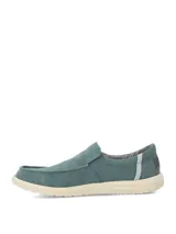 Zapato tipo slip on color verde con suela de goma EVA en tono beige y detalles elásticos en los laterales para mayor comodidad.
