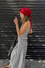 Top color crudo o blanco roto, con textura fruncida horizontal en todo el cuerpo y tirantes anchos.