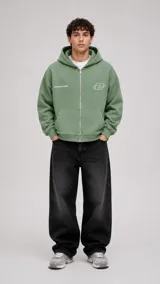 Campera estilo hoodie con cierre frontal y capucha, color verde, corte boxy, con bolsillos tipo canguro y estampa frontal de la marca.