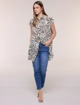 Túnica de gasa negra con estampado floral en tonos azules y blancos, cuello camisero, manga corta y cierre frontal de botones.