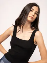 Top tejido negro con escote cuadrado y tirantes anchos.