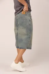 Bermuda de jean celeste con efecto lavado y corte amplio.