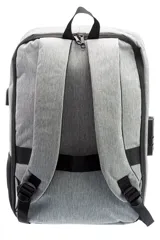 Mochila urbana con carcasa frontal rígida de color negro con diseño geométrico y logo 'VM' en blanco. Los laterales y la espalda son de tela gris jaspeada. Incluye un candado de combinación de tres dígitos integrado en el lateral.