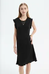 Vestido midi de poliéster color blanco, de corte recto y escote redondo a la base, con mangas cortas abuchonadas con volados y detalles de volados en el ruedo.