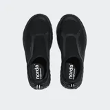 Championes de aproximación sin cordones Norda 003, color negro. Diseño técnico con exterior de material Bio-Dyneema elástico y suela Vibram con tecnología Megagrip para mayor tracción.