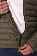 Chaqueta acolchada tipo puffer, color azul marino, con cuello alto y cierre frontal de cremallera.