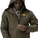 Chaqueta técnica de color verde oliva con capucha extraíble, cierre frontal con cremallera, bolsillos laterales y en el pecho con cierres impermeables, y logo de la marca en el pecho. Cuenta con tecnología Storm Blocker+ para protección contra el agua y el viento, y aislamiento térmico de poliéster reciclado.