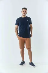 Bermuda tipo chino de gabardina texturizada, con diseño de cinco bolsillos, cierre de cremallera y botón.