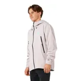Campera técnica con capucha, color gris claro, con cierre frontal y bolsillos laterales con cremallera. Presenta detalles en color turquesa en los tiradores y logo en el pecho.
