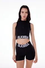 Top deportivo negro de polisap, con cierre frontal y elástico con logo BLKMBA tejido en el bajo busto.