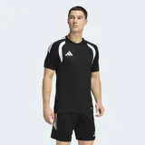 Remera deportiva Adidas Tiro 26 League, color negro, de manga corta y cuello redondo. Presenta detalles en blanco en los hombros, incluyendo las tres franjas características de la marca y un diseño curvo que se extiende hacia el pecho. Incluye el logo de Adidas Badge of Sport en el pecho derecho.
