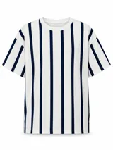 Remera de manga corta con diseño de rayas verticales en azul marino sobre base blanca, cuello redondo y corte oversize.