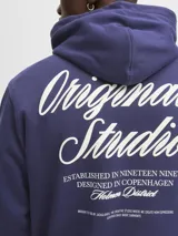 Buzo con capucha de calce holgado, confeccionado en tejido loopback con interior levemente afelpado. Presenta bolsillo tipo canguro frontal y estampados en el pecho y la espalda.