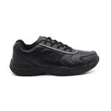 Championes de tenis Lotto modelo SK2005, confeccionados en cuero sintético negro con detalles perforados para mayor ventilación, cierre de cordones y suela de goma resistente.