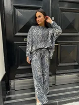 Buzo beige de lanilla, de corte holgado y mangas largas.