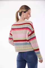 Sweater de punto con rayas horizontales en tonos verde, amarillo, azul, rosa y negro.