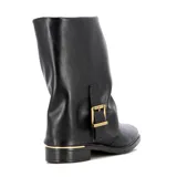 Bota de caña media en color negro, confeccionada en material sintético con acabado liso. Presenta un diseño de caña holgada con efecto arrugado y una tira decorativa lateral con hebilla metálica dorada. Cuenta con un taco bajo cuadrado y detalle de borde metálico en la base del talón.