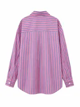 Camisa de corte oversize con estampado de rayas verticales en tonos azul, blanco y rojo. Presenta cuello clásico, cierre frontal con botones y mangas largas con puños abotonados.