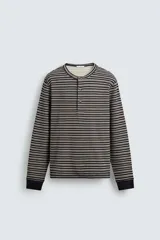 Camiseta de manga larga con cuello panadero y cierre frontal de botones, confeccionada en tejido de algodón elástico con diseño de rayas horizontales.