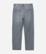 Pantalón de jean con corte recto y tiro medio, confeccionado en denim de algodón. Presenta un diseño clásico de cinco bolsillos, cierre frontal con botón y cremallera, y un acabado lavado en tono gris.