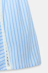 Falda mini de tiro medio con estampado de rayas celestes y blancas. Cuenta con cintura elástica ajustable con cordones, detalles de entredós en contraste y bajo con volantes.