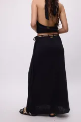 Falda larga de algodón color negro, con diseño de cintura baja y detalle de lazos laterales ajustables.