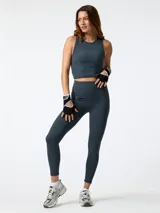 Top deportivo de canalé color gris oscuro, con diseño sin mangas, cuello redondo y top integrado.