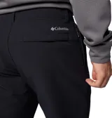 Pantalón negro Columbia modelo Black Mesa Warm Pant, con tecnología Omni-Shield que repele la humedad y las manchas. Cuenta con múltiples bolsillos seguros, trabillas para cinturón y detalles reflectantes en los tobillos y la cintura.