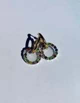 Aros tipo argolla dorados con dije circular de resina transparente y strass color fucsia.