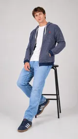 Campera con capucha y cierre frontal, confeccionada en tejido texturizado color azul, con puños y ruedo en tejido elástico a tono y logo bordado en el pecho.
